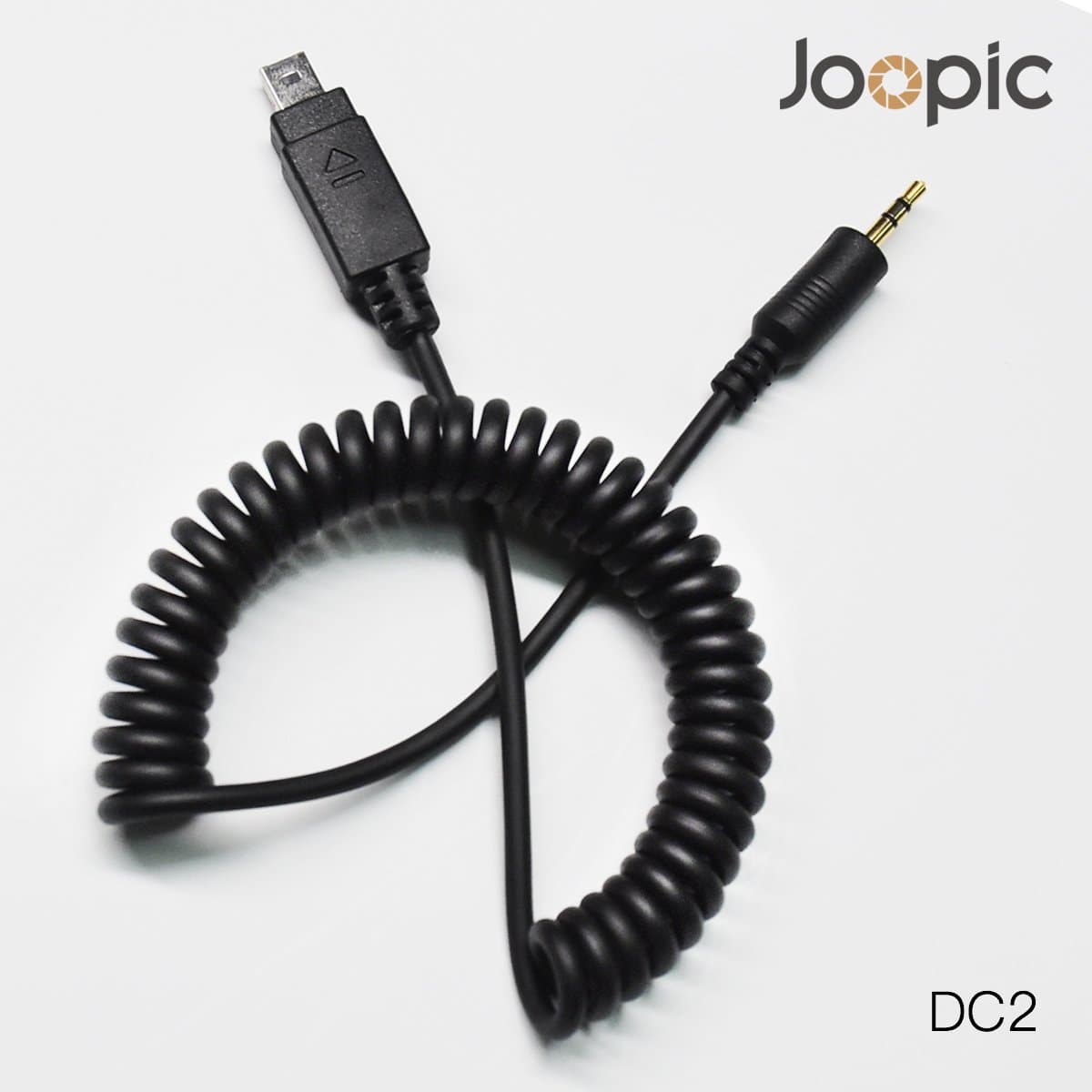 One shutter release cable (DC2) and one flash cable (PC-3.5)