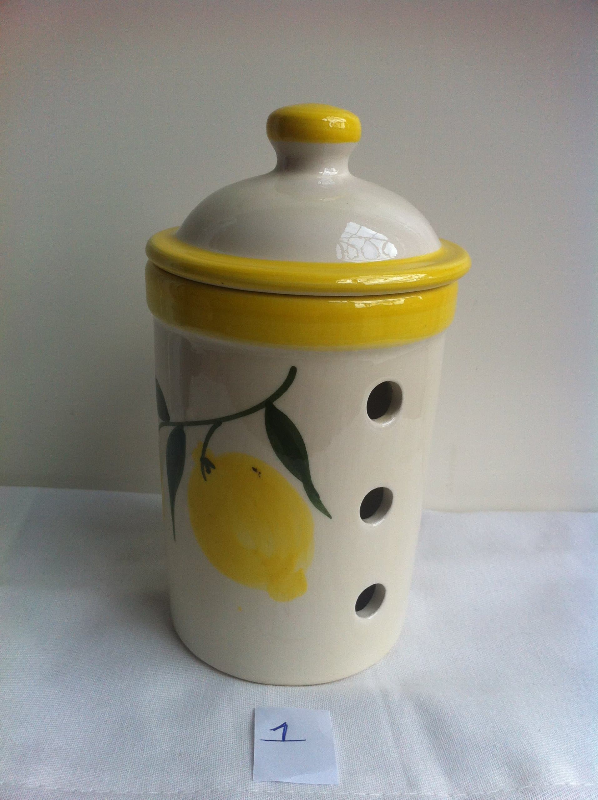 Lemon Design Garlic Keeper (1)