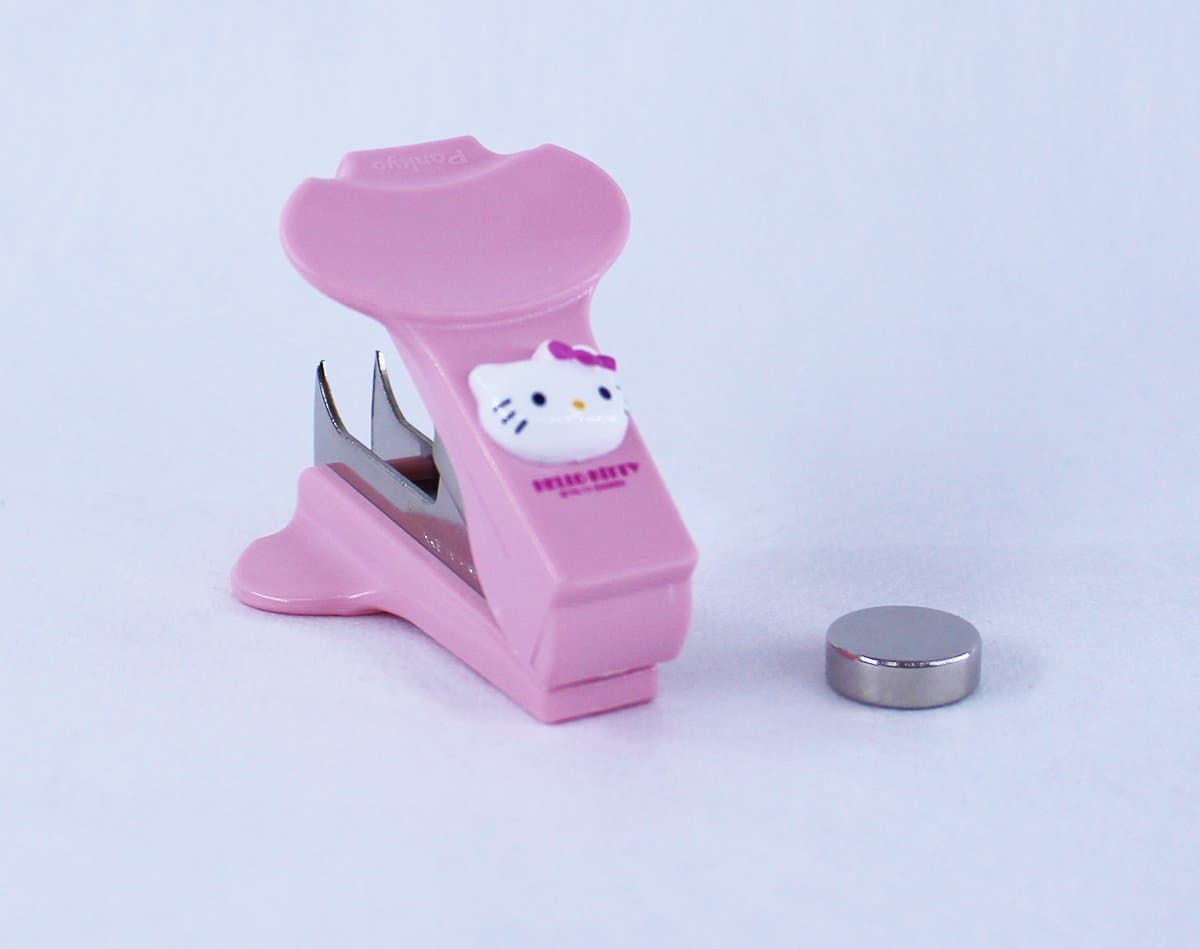 Bundle – [Hello Kitty Staple Remover + Magnet] / Staple Remover/Solid Body/Comfortable Grip/Magnet for Safe Staple Removal/Strong Magnetism/Professional Office Products
